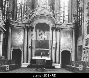 Das Foto von 1934 zeigt den Chor der Marienkirche in Berlin-Mitte. Vor dem Altar befindet sich das Taufbecken aus dem Jahr 1437. Stockfoto