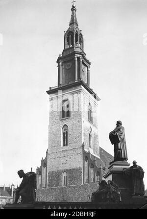 Das Foto von 1937 zeigt die Marienkirche in Berlin-Mitte. Davor steht das Lutherdenkmal auf dem Neuen Markt. Rechts unter Luther befindet sich Johannes Bugenhagen. Stockfoto