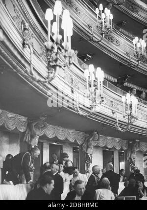 Der Opernball des Preußischen Staatstheaters fand am 12. Januar 1936 in der Staatsoper unter den Linden statt. Das Foto zeigt die Halle, links ist Reichsminister Werner von Blomberg. Stockfoto