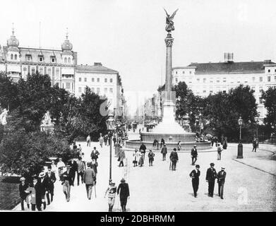 Blick auf den belebten Belle Alliance Platz (heute Mehringplatz) mit der Friedenssäule in Berlin um 1900. Im Hintergrund die Friedrichstraße. Stockfoto