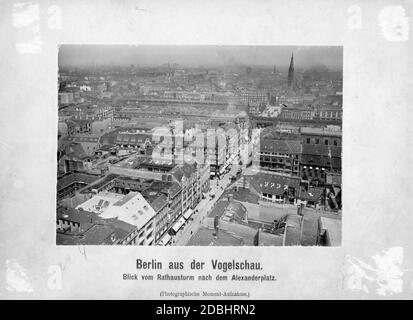 Blick vom Turm des Roten Rathauses in Berlin auf die Königstraße in Richtung Alexanderplatz. Der Alexanderplatz ist erkennbar, im Hintergrund der Kirchturm der Georgenkirche. Stockfoto