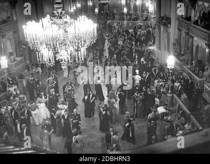 Am 12. Januar 1936 fand in der Staatsoper unter den Linden der Opernball des Preußischen Staatstheaters statt. Das Foto zeigt die Besucher tanzen. Stockfoto