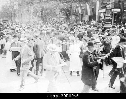 Zeitungshändler verteilen Zeitungen mit den neuesten Nachrichten über den Krieg auf unter den Linden in Berlin, Ecke Wilhelmstraße. Das Foto wurde in den ersten Tagen nach Ausbruch des Ersten Weltkriegs im August 1914 aufgenommen. Stockfoto