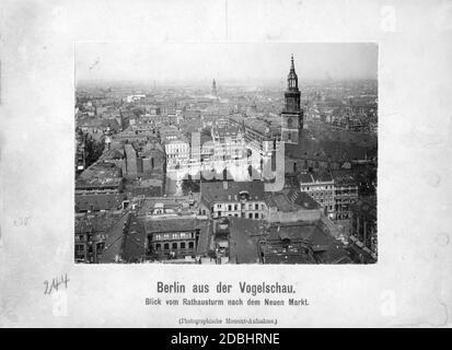 Blick vom Turm des Roten Rathauses in Berlin auf den Neuen Markt mit der St. Marienkirche im Jahr 1908. Im Hintergrund die Sophienkirche. Am unteren Bildrand stehen zwei Personen auf einer Dachterrasse. Stockfoto