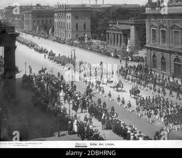 Eine Parade der Bundeswehr führt über die Straße unter den Linden in Berlin. Sie führt (von hinten nach vorne) an der Baustelle der Königlichen Bibliothek (heute Staatsbibliothek), der Humboldt-Universität, der Neuen Wache und dem Zeughaus vorbei. Auf der linken Straßenseite befindet sich das Kronprinzenpalais. Undatierte Aufnahme, aufgenommen um 1905. Stockfoto