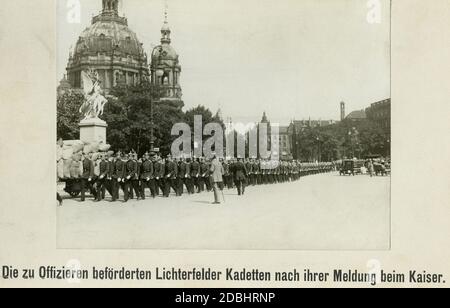 Im Juli 1914, wenige Tage vor Ausbruch des Ersten Weltkriegs, marschieren die zu Offizieren beförderten Lichterfelder Kadetten durch das Zentrum Berlins zum Paradeplatz, nachdem sie dem Kaiser im Berliner Schloss berichtet haben. Auf der linken Seite befindet sich der Berliner Dom. Stockfoto