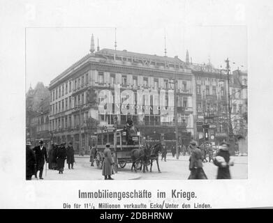 'Das Hotel Victoria an der Straße unter den Linden, an der Ecke Friedrichstraße in Berlin, wechselte 1916 den Besitzer. Das Hotel beherbergte das Victoria-Cafe und daneben das Cafe Schoen. Auf dem Dach des Hotels ist eine Werbung für 'Sollwerck' (Schokoladenmarke). Unten auf der Straße hält eine Kutsche an einer Autobushaltestelle." Stockfoto