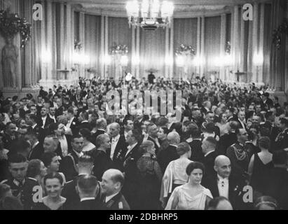 Am 12. Januar 1936 fand in der Staatsoper unter den Linden der Opernball des Preußischen Staatstheaters statt. Das Foto zeigt die Gäste vor Beginn der Veranstaltung. Stockfoto