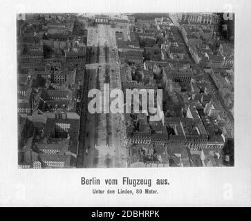 Das Luftbild von 1918 zeigt den breiten Boulevard unter den Linden in Berlin mit dem Pariser Platz und dem Brandenburger Tor am Ende. Parallel zu unter den Linden verläuft rechts die Dorotheenstraße, gegenüber die Schadowstraße (unten) und die Wilhelmstraße (Mitte). Die meist kleinen und verwinkelten Innenhöfe sind deutlich sichtbar. Stockfoto