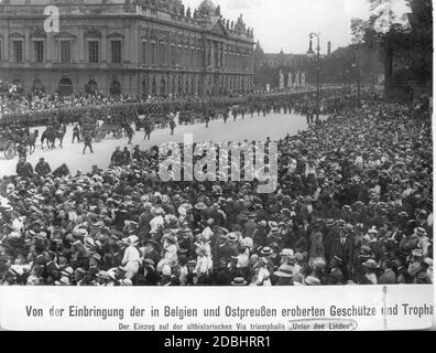 Artilleriesoldaten reisen im September 1914, kurz nach Ausbruch des Ersten Weltkriegs, mit Pferdegewehren durch Berlin. Es handelt sich um Geschütze, die in Belgien und Ostpreußen gefangen genommen wurden. Die Parade führt entlang der überfüllten Straße unter den Linden, vorbei am Zeughaus (links) und über die Schlossbrücke. Stockfoto