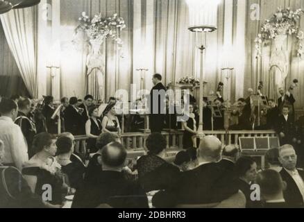 1936 fand eine Aufführung des Balletts der Staatsoper Berlin statt. Der Opernball wurde zugunsten des Winterhilfswerks und des Staatstheater-Förderfonds organisiert. Das Foto zeigt Solisten und das Orchester der Staatsoper, die ein Stück aufführen. Stockfoto