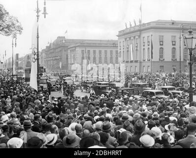 Bei den Olympischen Sommerspielen im August 1936 versammelten sich auf dem Boulevard unter den Linden in Berlin im Bereich der Humboldt-Universität (rechts) und der Staatsbibliothek (links hinten) Menschenmassen. Stockfoto