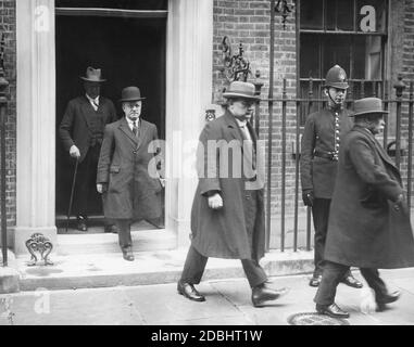 Mitglieder des Gewerkschaftskongresses verlassen die Downing Street Nr. 10, nachdem sie den Premierminister darüber informiert haben, dass der Generalstreik beendet ist. Stockfoto