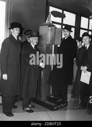 Felix von Habsburg, der ehemalige Gouverneur von New York Alfred E. Smith und Otto von Habsburg (von links) bei einem Besuch im Empire State Building in New York. Stockfoto