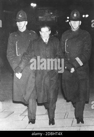 Eine Demonstration vor der deutschen Botschaft in London führte zu Zusammenstößen mit der Polizei. Zwei Polizisten führten einen Demonstrator weg. (Undatierte Aufnahme) Stockfoto