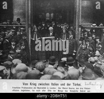 Feierliche Proklamation der Neutralität Großbritanniens im Balkankrieg: Oberst Kearns, flankiert von drei Polizeibeamten, liest das Königliche Dekret nach alter Gewohnheit in London vor. Stockfoto