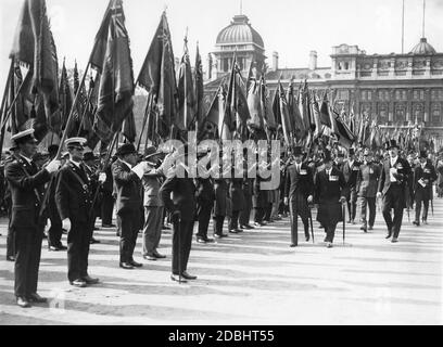 Gedenkparade der britischen Kriegsveteranen am Empire Day (24. Mai) bei der Horse Guards Parade in London. Bei der Inspektion der Truppen, der Herzog von York (Prinz Albert, später George V) auf der linken Seite und Lord Jellicou auf der rechten Seite, direkt hinter ihm in seinem Frack General Henri Gouraud, Gouverneur von Paris. Im Hintergrund das Gebäude der Alten Admiralität. Stockfoto