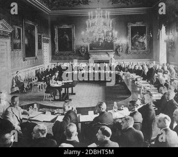 Premierminister Stanley Baldwin (rechts) eröffnet die Empire-Konferenz in London nach den Krönungszeremonien von König George VI. Im St. James Palace. Vorne links im Bild die Delegation aus Indien. Stockfoto