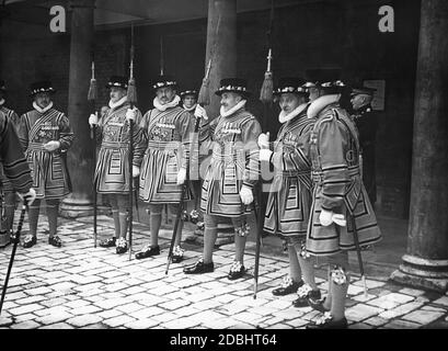 Mitglieder der Royal Guard stehen vor dem St. James's Palace in London während der Epiphanie-Feierlichkeiten 1939. Stockfoto