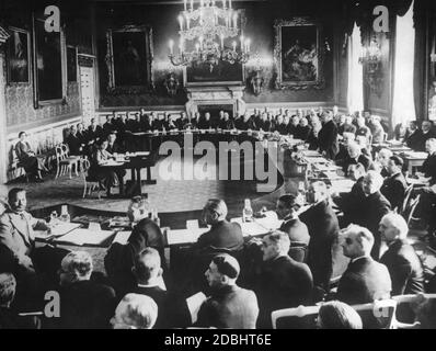 Premierminister Stanley Baldwin (rechts) eröffnet die Empire-Konferenz in London nach den Krönungszeremonien von König George VI. Im St. James Palace. Stockfoto