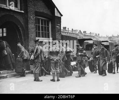 Soldaten des 1. Bataillons Grenadier Guards betreten mit Ausrüstung die Londoner Chelsea Barracks. Dort sollen sie sich auf einen möglichen Einsatz in der Tschechoslowakei aufgrund der Sudetenkrise vorbereiten. Stockfoto