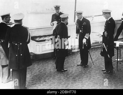 "König George VI. (2. V.r.) empfängt vor Beginn der Schiffsrückschau anlässlich seiner Krönung im Mai 1937 den Kommandanten des japanischen Schiffes "Ashigara" an Bord der "Victoria and Albert" vor Portsmouth." Stockfoto