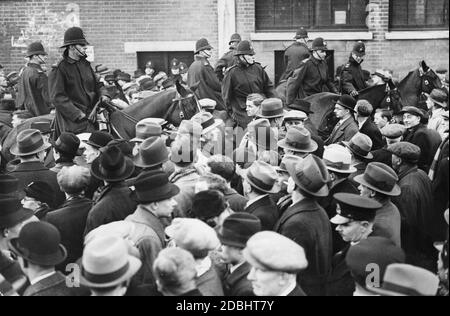 Berittene Polizisten kontrollieren eine Menge Fußballfans vor dem Fußballstadion der White Hart Lane im Londoner Stadtteil Tottenham anlässlich des internationalen Fußballspiels England gegen Deutschland (3:0). Stockfoto