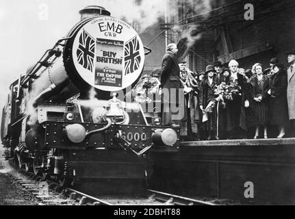 Feierliche Abfahrt eines Zuges, der den Ankauf britischer Güter in Großbritannien und aus den Kolonien durch den Minister für die Kolonien, James Henry Thomas (2. V.l.), in Paddington Station in London fordert. Stockfoto