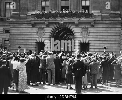Eine Menge jubelt König George V und seine Familie auf dem Balkon des Buckingham Palace nach ihrer Rückkehr aus St. Paul's anlässlich der Feier seines 25. Thronjubiläums. Stockfoto