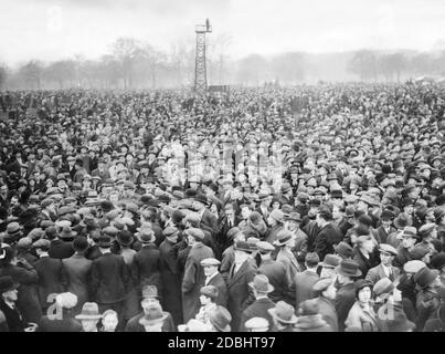 Arbeitslose und Gewerkschafter der Gewerkschaft nehmen an einer Demonstration gegen die britische Arbeitslosenpolitik der 1930er Jahre im Londoner Hyde Park Teil. Stockfoto