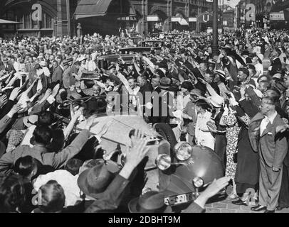 "Ankunft von Oswald Mosely, Führer der 'British Union of Fascists' (BUF), am Bahnhof Friedrichstraße in Berlin." Stockfoto