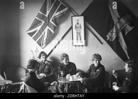 'Weibliche Mitglieder der ''British Union of Fascists'' (BUF) an ihrem Hauptsitz in London. Im Hintergrund an der Wand hängt ein Bild von Oswald Mosley. (Undatierte Aufnahme)' Stockfoto