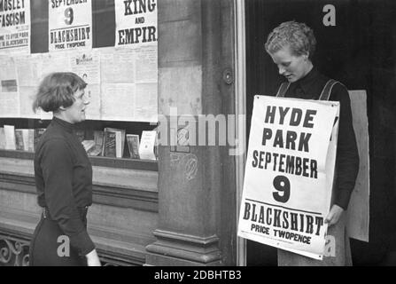 "Ein weibliches Mitglied der ''British Union of Fascists'' (BUF) verlässt das Hauptquartier, um eine BUF-Versammlung zu fördern." Stockfoto