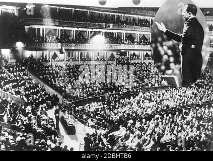 "Oswald Mosley (kleines Bild), Anführer der 'British Union of Fascists' (BUF), spricht bei einer faschistischen Kundgebung in der Royal Albert Hall." Stockfoto