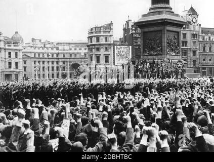 'Mitglieder von Oswald Mosleys ''British Union of Fascists'' (BUF) marschieren auf dem Trafalgar Square in London. Kommunistische Gegendemonstranten haben sich vor ihr versammelt, ihre Fäuste werden zum Gruß erhoben." Stockfoto