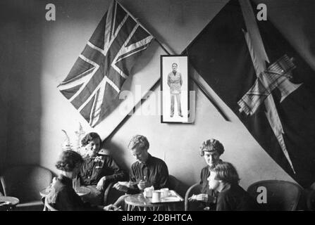 'Weibliche Mitglieder der ''British Union of Fascists'' (BUF) an ihrem Hauptsitz in London. Im Hintergrund an der Wand hängt ein Bild von Oswald Mosley. (Undatierte Aufnahme)' Stockfoto