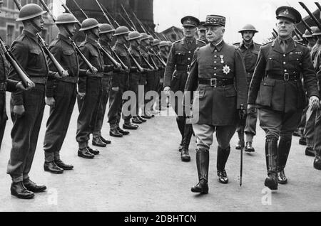 Der französische General Alphonse Georges (links) und John Vereker (rechts), 6. Viscount Gort und Oberbefehlshaber der British Expeditionary Force (BEF), besuchen das Royal Inniskilling Fusiliers, ein irisches Infanterieregiment der britischen Armee. Stockfoto