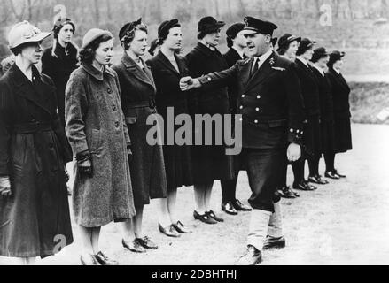 Ein Ausbildungsoffizier der Royal Marines geht vor Frauen, die sich für den Militärdienst eingesandten haben. Stockfoto