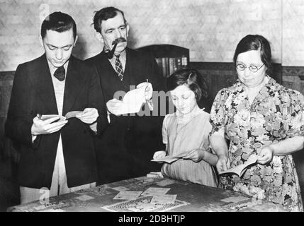 Eine englische Familie erhielt Rationskarten für Essensrationen. Stockfoto