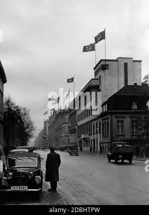 Blick während der Feier der einjährigen Rückkehr der Saarregion in das Deutsche Reich in die mit Fahnen geschmückte Wilhelmstraße. Rechts die Reichskanzlei. Stockfoto