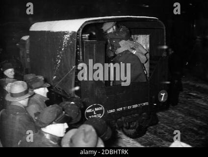 Soldaten der britischen Truppen im Saarland transportieren die Wahlurnen nach dem Referendum über die Annektierung der Saarregion an das Deutsche Reich. Stockfoto