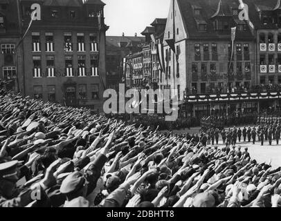 Blick auf die Zuschauerstände während des marsches des NS-Arbeitsdienstes auf dem sogenannten Adolf-Hitler-Platz in Nürnberg. Stockfoto