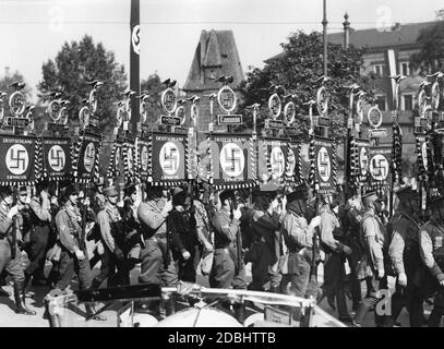 Blick von einem Mercedes auf die Parade der SA-Standardträger durch die Straßen Nürnbergs während des NSDAP-Kongresses. Von links nach rechts: Brieg, Görlitz, Stolp, Cammin, Stralsund, Harburg, Pommern. Stockfoto