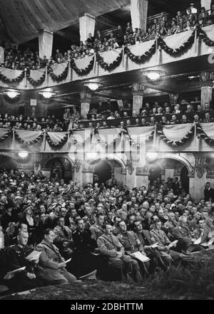 Blick auf die erste Zuschauerreihe bei der Kulturkonferenz der NSDAP im Nürnberger Apollo-Theater, wo Alfred Rosenberg und Adolf Hitler Reden halten und das Reich-Sinfonieorchester eine musikalische Darbietung bietet. 1. Reihe von links: Johann Ludwig Graf Schwerin von Krosigk, Generaloberst Werner von Blomberg, Hermann Göring, Adolf Hitler, Alfred Rosenberg, Rudolf Hess, Viktor Lutze, ?, Joseph Gobbels, Wilhelm Frick (hinter ihm Max Amann). In der 2. Reihe hinter von Blomberg Erich Raeder. Hinter Adolf Hitler: Julius Schaub, rechts Wilhelm Brückner, Martin Bormann, ? Und Stockfoto