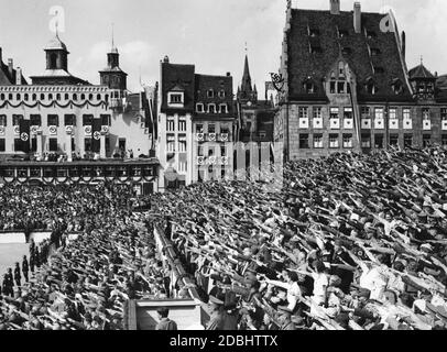 Blick auf die Zuschauerstände während des marsches des NS-Arbeitsdienstes auf dem sogenannten Adolf-Hitler-Platz in Nürnberg. Stockfoto