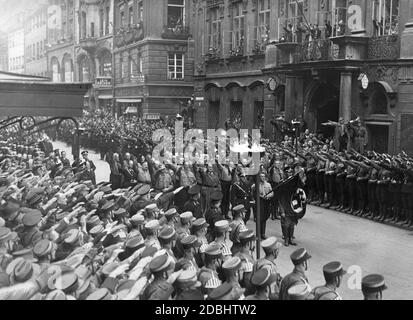 Traditionsmarsch durch München, hier in der Residenzstraße am 9. November zum Gedenken an die im Biersaal Putsch getöteten Nazis. In der ersten Reihe Adolf Hitler und Hermann Göring. In der fünften Reihe links Christian Weber. Im Hintergrund die Drueckebergergasse. Stockfoto