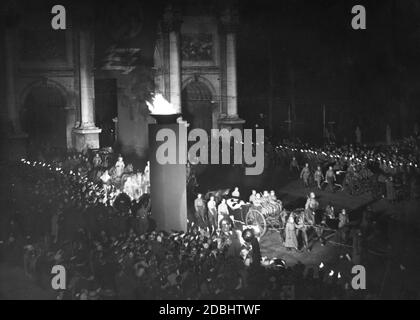 "Traditionsmarsch (jährlicher gedenkmarsch) am 9. November zum Gedenken an die im Bierhaussaal Putsch getöteten Nazis. Beerdigung der Nationalsozialisten, die 1923 im Bierhaussaal Putsch in den Ehrentempeln auf dem Königsplatz in München getötet wurden. Im Hintergrund ist der Siegestor (Siegestor)." Stockfoto