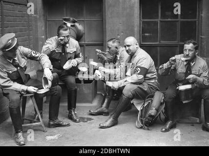 Zu Mittag essen Mitglieder der Berliner politischen Organisationen der NSDAP, die während des NSDAP-Kongresses in Nürnberg ihre Wohnung auf dem Gelände der Bingwerke AG eingerichtet haben. Stockfoto