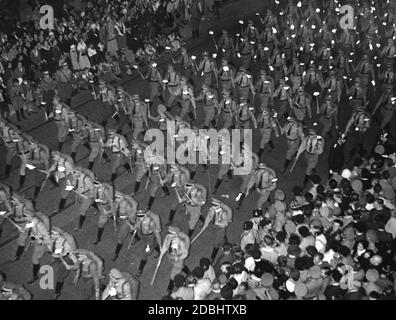 Blick auf den Fackelzug der politischen Organisationen der NSDAP am sogenannten Adolf-Hitler-Platz in Nürnberg. Stockfoto