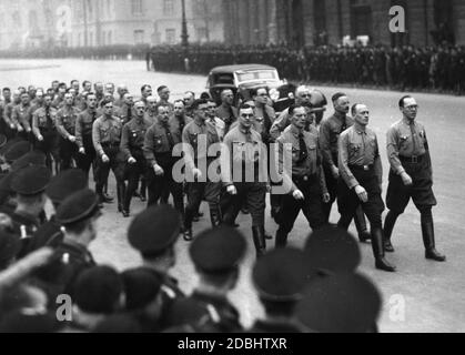 Traditionsmarsch (jährlicher gedenkmarsch) am 9. November durch München zum Gedenken an die 1923 im Bierhallputsch getöteten Nationalsozialisten. Stockfoto